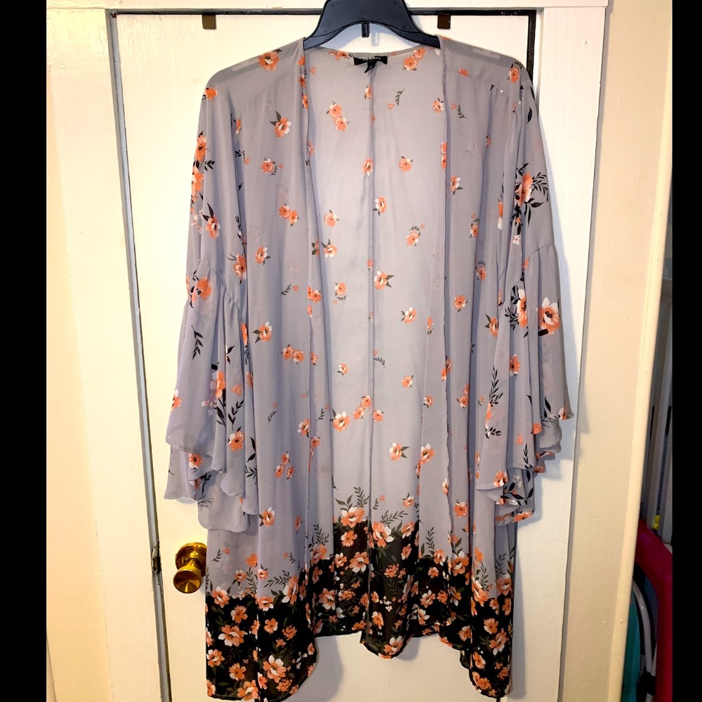Torrid Kimono. Plus size 5/6. Grey/floral.